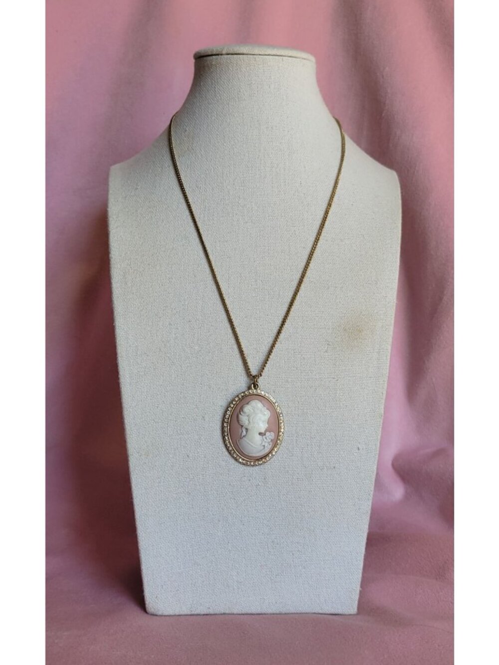 Gold Tone Chain Oval Pink Cameo Rhinestone Pendant Costume Necklace N1F